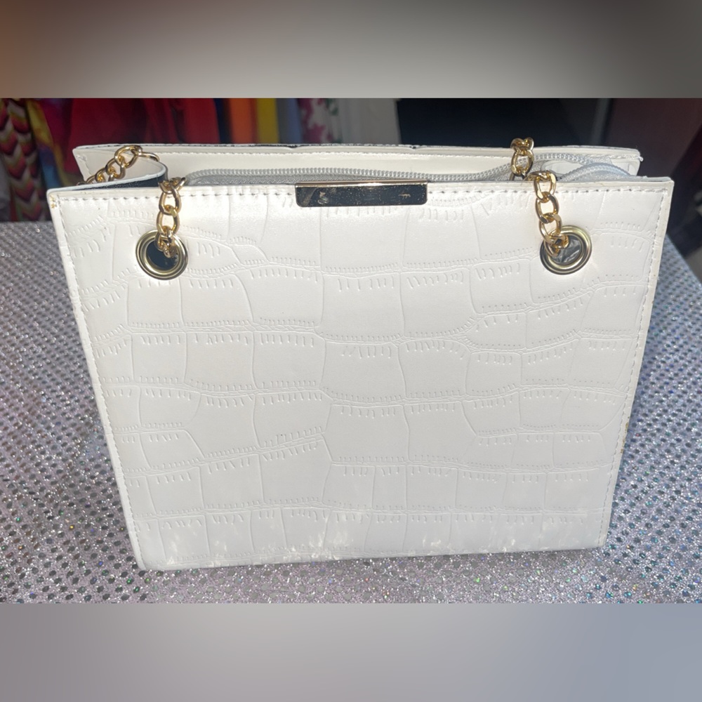 Handbags - Picture 5 of 6